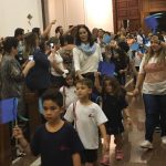 Celebração da Coroação de Nossa Senhora na igreja, com alunos e famílias