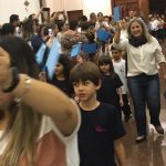 Celebração da Coroação de Nossa Senhora na igreja, com alunos e famílias