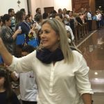 Celebração da Coroação de Nossa Senhora na igreja, com alunos e famílias