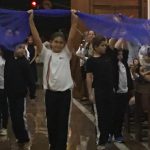 Alunos erguem balões azuis durante a Coroação de Nossa Senhora