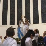 Alunos erguem balões azuis durante a Coroação de Nossa Senhora