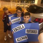 Alunos com a faixa da escola na Coroação de Nossa Senhora
