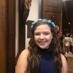 Alunas com coroa de flores posam na Coroação de Nossa Senhora