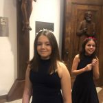 Alunas com coroa de flores posam na Coroação de Nossa Senhora