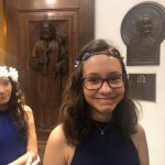 Alunas com coroa de flores posam na Coroação de Nossa Senhora