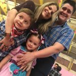 Famílias com trajes juninos posam para foto na Festa Junina 2019
