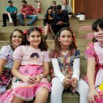 Famílias com trajes juninos posam para foto na Festa Junina 2019