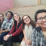 Famílias com trajes juninos posam para foto na Festa Junina 2019