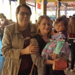 Famílias com trajes juninos posam para foto na Festa Junina 2019