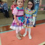 Famílias com trajes juninos posam para foto na Festa Junina 2019