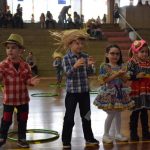 Famílias com trajes juninos posam para foto na Festa Junina 2019