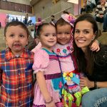 Famílias com trajes juninos posam para foto na Festa Junina 2019