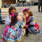 Famílias com trajes juninos posam para foto na Festa Junina 2019