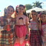 Famílias com trajes juninos posam para foto na Festa Junina 2019