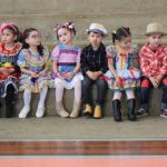 Famílias com trajes juninos posam para foto na Festa Junina 2019