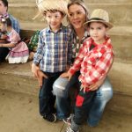 Famílias com trajes juninos posam para foto na Festa Junina 2019