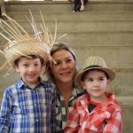 Famílias com trajes juninos posam para foto na Festa Junina 2019