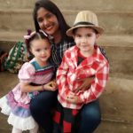 Famílias com trajes juninos posam para foto na Festa Junina 2019