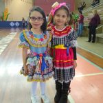 Famílias com trajes juninos posam para foto na Festa Junina 2019
