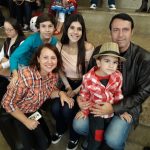 Famílias com trajes juninos posam para foto na Festa Junina 2019