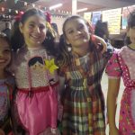 Famílias com trajes juninos posam para foto na Festa Junina 2019