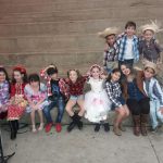 Famílias com trajes juninos posam para foto na Festa Junina 2019