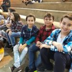 Famílias com trajes juninos posam para foto na Festa Junina 2019