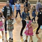 Alunos dançam a quadrilha na quadra durante a Festa Junina 2019