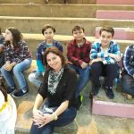 Famílias com trajes juninos posam para foto na Festa Junina 2019