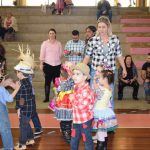 Famílias com trajes juninos posam para foto na Festa Junina 2019