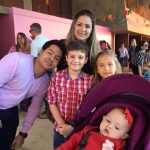 Famílias com trajes juninos posam para foto na Festa Junina 2019