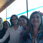 Famílias com trajes juninos posam para foto na Festa Junina 2019