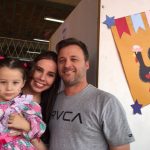 Famílias com trajes juninos posam para foto na Festa Junina 2019