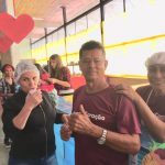 Famílias com trajes juninos posam para foto na Festa Junina 2019