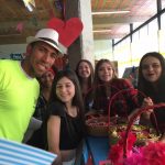 Famílias com trajes juninos posam para foto na Festa Junina 2019