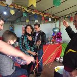 Famílias com trajes juninos posam para foto na Festa Junina 2019