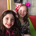 Famílias com trajes juninos posam para foto na Festa Junina 2019