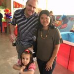 Famílias com trajes juninos posam para foto na Festa Junina 2019