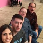 Famílias com trajes juninos posam para foto na Festa Junina 2019