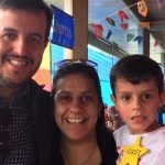 Famílias com trajes juninos posam para foto na Festa Junina 2019