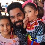 Famílias com trajes juninos posam para foto na Festa Junina 2019