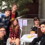 Famílias com trajes juninos posam para foto na Festa Junina 2019