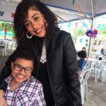 Famílias com trajes juninos posam para foto na Festa Junina 2019
