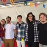 Famílias com trajes juninos posam para foto na Festa Junina 2019