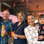 Famílias com trajes juninos posam para foto na Festa Junina 2019