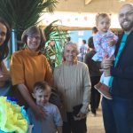 Famílias com trajes juninos posam para foto na Festa Junina 2019