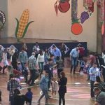 Alunos dançam a quadrilha na quadra durante a Festa Junina 2019