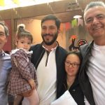 Famílias com trajes juninos posam para foto na Festa Junina 2019