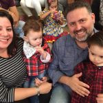Famílias com trajes juninos posam para foto na Festa Junina 2019