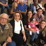 Famílias com trajes juninos posam para foto na Festa Junina 2019